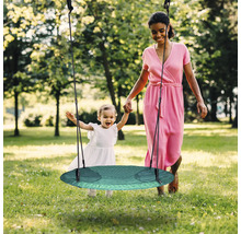Mère et enfant avec balançoire ronde dans le jardin