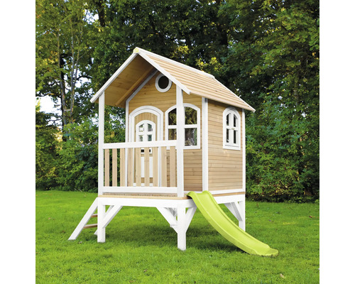 Cabane de jeux en bois avec toboggan dans le jardin