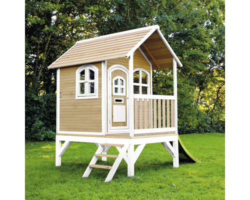 Cabane de jeux en bois avec toboggan dans le jardin