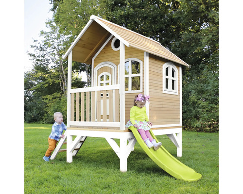 Cabane de jeu en bois avec toboggan et deux enfants dans le jardin.