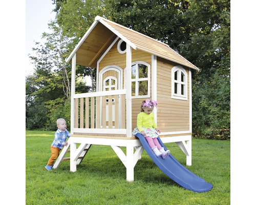 Holzspielhaus mit Rutsche und zwei Kindern im Garten