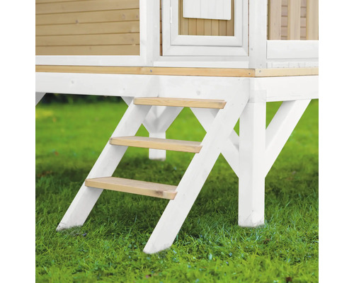 Detailaufnahme einer Holztreppe an einem Spielhaus im Garten