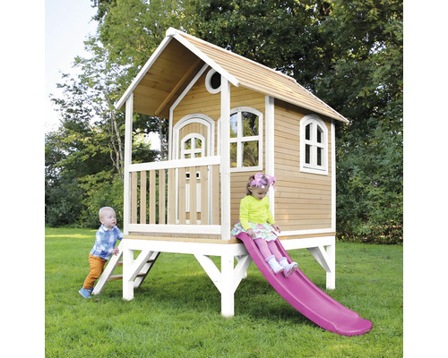 Spielhaus aus Holz mit Rutsche und Leiter im Garten.