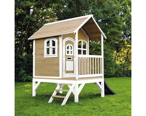 Holzspielhaus mit Rutsche im Garten