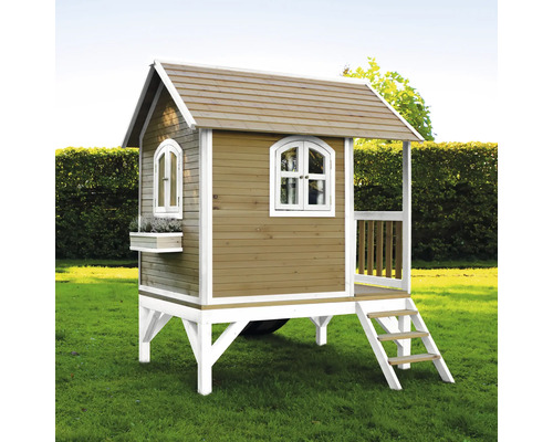 Spielhaus aus Holz mit Veranda und Treppe im Garten