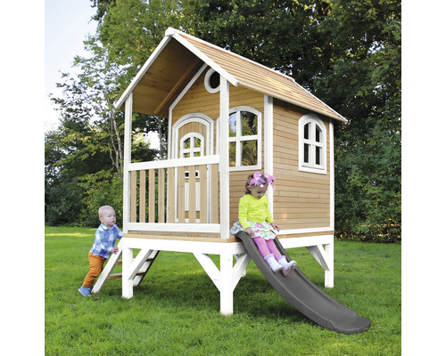 Spielhaus aus Holz mit Rutsche und Kindern im Garten.