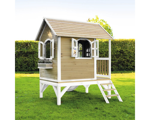 Cabane de jeu en bois avec toboggan et échelle dans le jardin