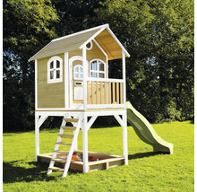 Cabane de jeu avec bac à sable, toboggan et échelle dans le jardin