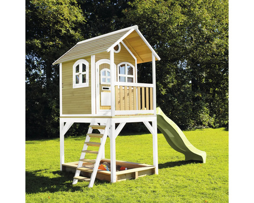 Cabane de jeu avec bac à sable, toboggan et échelle dans le jardin