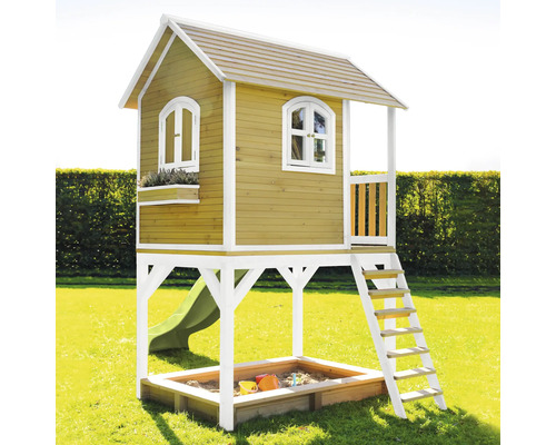 Maisonnette en bois avec bac à sable, toboggan et échelle dans le jardin
