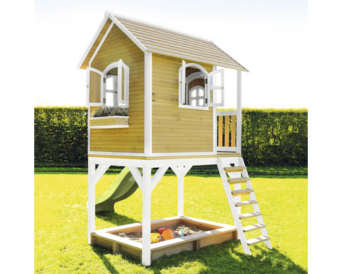 Maisonnette avec bac à sable, toboggan et échelle dans le jardin