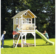 Cabane de jeu en bois avec toboggan et bac à sable dans le jardin
