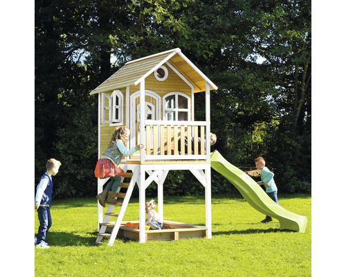 Cabane de jeu en bois avec toboggan et bac à sable dans le jardin