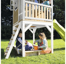 Maisonnette en bois avec toboggan et bac à sable pour enfants dans le jardin
