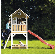 Spielhaus mit Rutsche, Sandkasten und Kindern auf einer Wiese