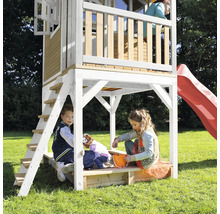 Spielhaus mit Rutsche und Sandkasten mit spielenden Kindern im Garten
