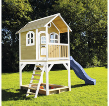 Maisonnette avec toboggan, échelle et bac à sable dans le jardin.