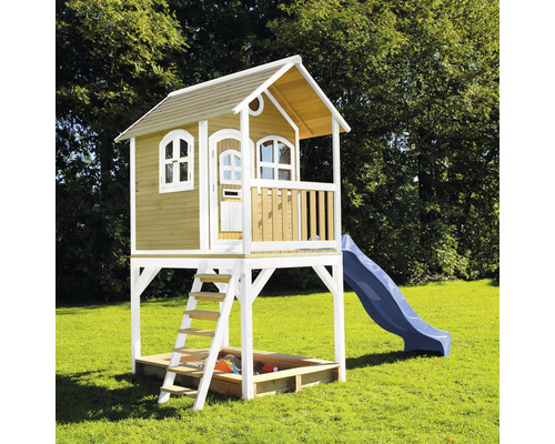 Maisonnette avec toboggan, échelle et bac à sable dans le jardin.