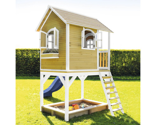Cabane de jeux avec bac à sable, toboggan et échelle dans le jardin