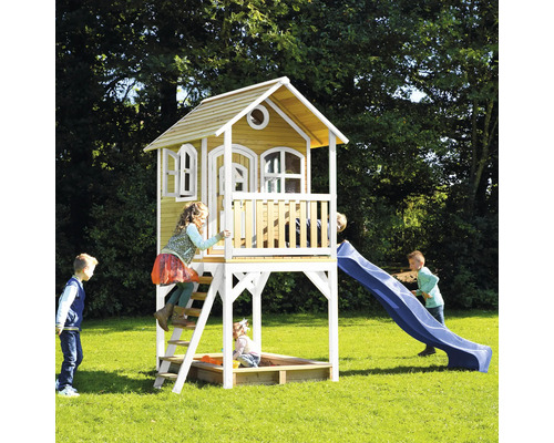 Maisonnette avec toboggan et bac à sable pour enfants dans le jardin