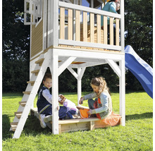Tour de jeu avec toboggan et bac à sable avec des enfants jouant dans le jardin.