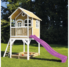 Maisonnette avec toboggan et bac à sable dans le jardin