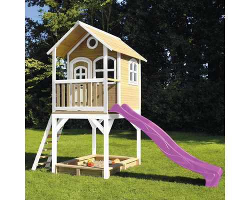 Maisonnette avec toboggan et bac à sable dans le jardin