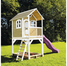 Maisonnette avec toboggan et bac à sable dans le jardin