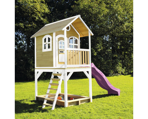Maisonnette avec toboggan et bac à sable dans le jardin