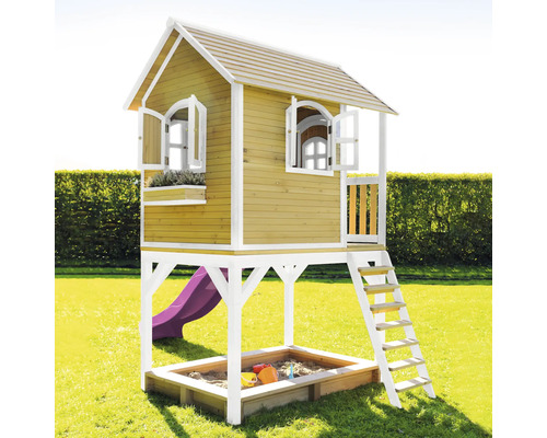 Cabane de jeux avec toboggan, bac à sable et échelle dans le jardin