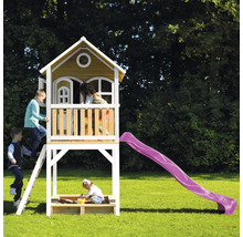 Maisonnette avec toboggan et bac à sable dans le jardin avec des enfants qui jouent