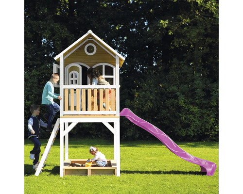 Maisonnette avec toboggan et bac à sable dans le jardin avec des enfants qui jouent