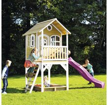 Maisonnette avec toboggan et bac à sable dans le jardin avec des enfants qui jouent.