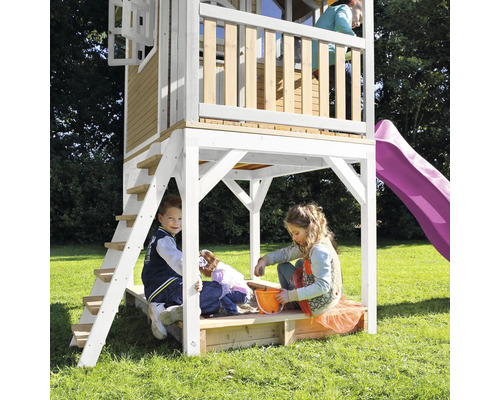 Tour de jeu avec toboggan et bac à sable pour enfants dans le jardin.