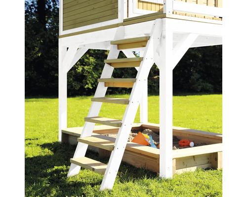 Leiter führt zu einem Spielturm mit Sandkasten
