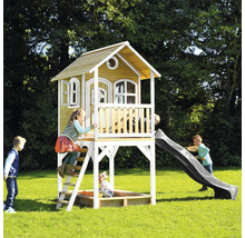 Holzspielhaus mit Rutsche und Sandkasten im Garten mit spielenden Kindern