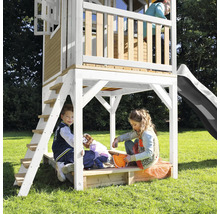 Spielhaus mit Rutsche, Leiter und Sandkasten für Kinder im Garten.