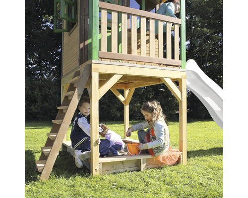 Kinderspielhaus mit Sandkasten, Rutsche und Leiter im Garten