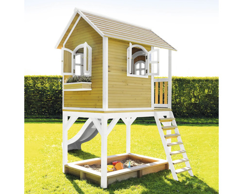 Cabane de jeux en bois avec bac à sable, toboggan et échelle dans le jardin