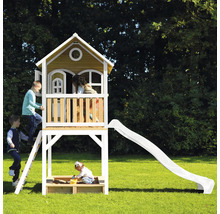 Kinderspielhaus mit Rutsche und Sandkasten im Garten