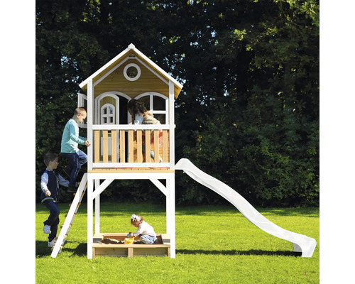 Maison de jeu pour enfants avec toboggan et bac à sable dans le jardin