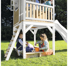 Spielturm mit Rutsche, Leiter und Sandkasten für Kinder im Garten.