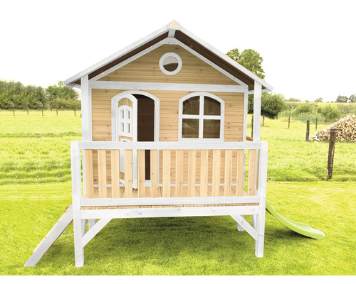 Maisonnette en bois avec véranda et toboggan dans le jardin