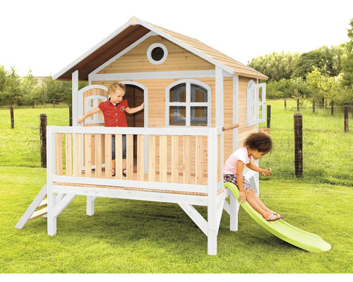 Maisonnette en bois avec toboggan dans le jardin avec deux enfants
