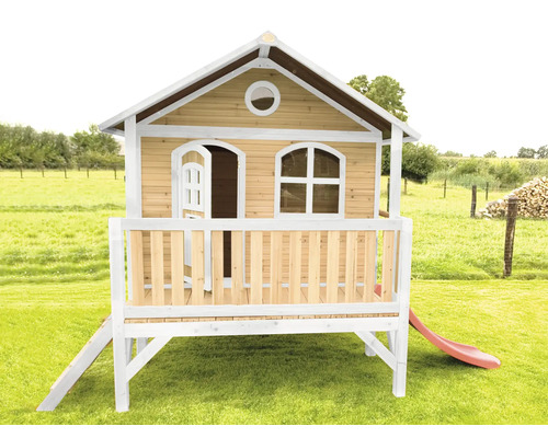 Cabane de jeu en bois avec toboggan et véranda dans le jardin