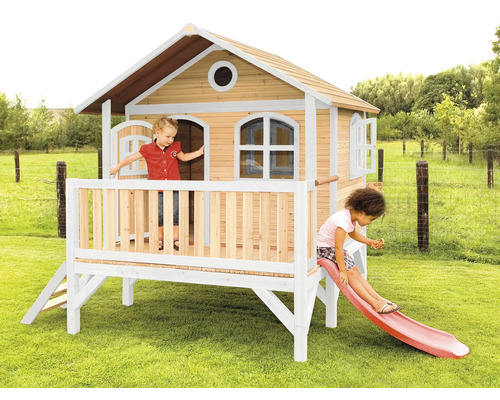 Maisonnette en bois avec toboggan et deux enfants dans le jardin.