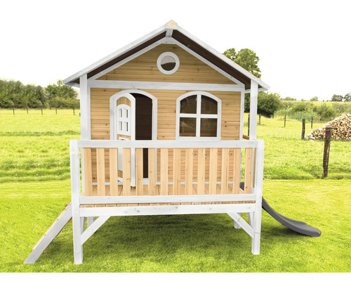 Cabane de jeux en bois avec toboggan dans le jardin