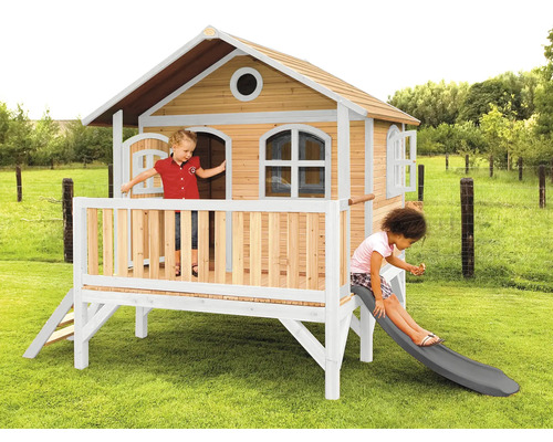 Maisonnette en bois avec toboggan et deux enfants dans le jardin