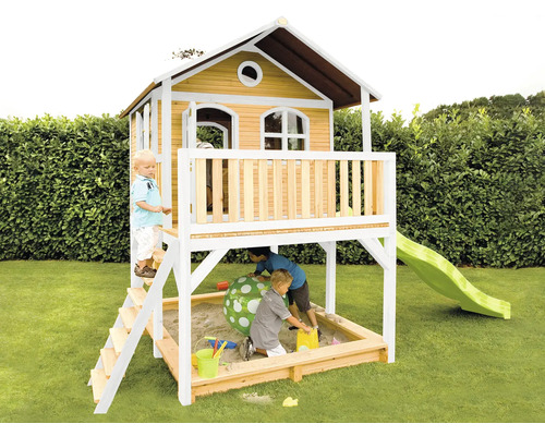 Aire de jeux avec bac à sable et toboggan dans le jardin