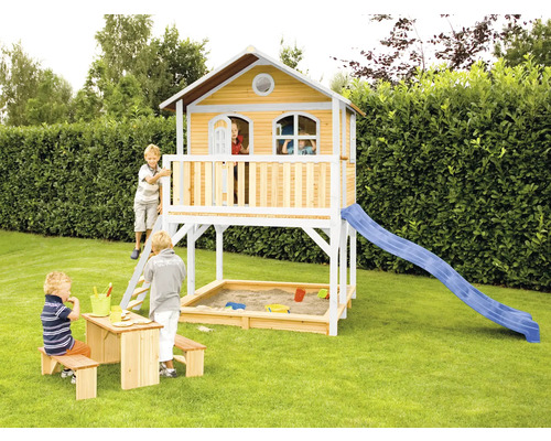 Maisonnette en bois avec bac à sable, toboggan et table de pique-nique dans le jardin